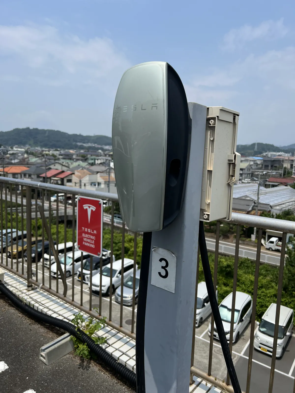テスラ・ウォールコネクターの充電ヘッド(3番)とTESLA専用駐車の案内板